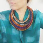 Collana fatta con fili colorati di cuoio