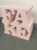 fake-tavolino-rosa-sgabello