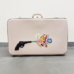 valigia vintage con bassorilievo e dipinta mano