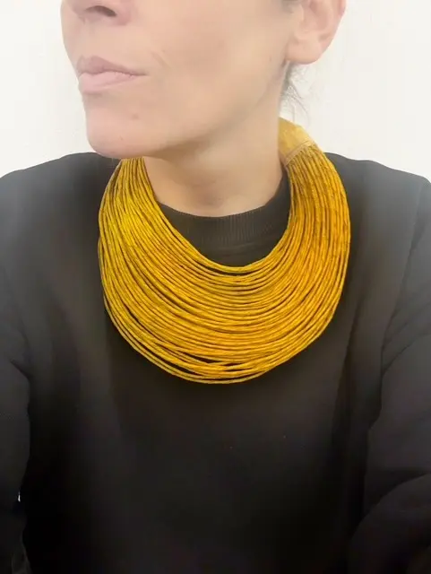 collana artigianale in fili di cuoio gialli del mali