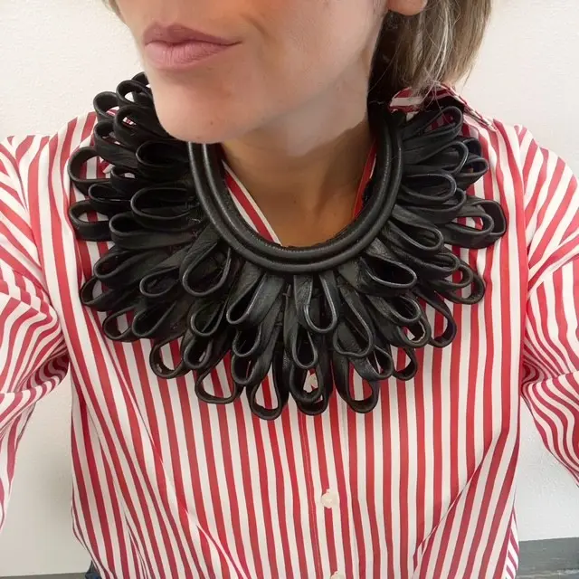 collana artigianale in pelle nera proveniten dal mali
