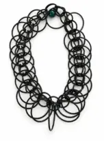 collana artigianale nera con guranzioni di plastica