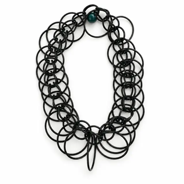 collana nera artigianale nera realizzata a mano con guarnizioni di plastica e dettglio verde petrolio